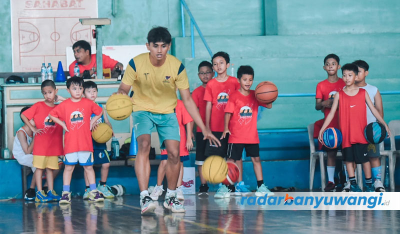 Daffa Dhoifullah memberi materi latihan kepada juniornya di Banyuwangi beberapa waktu lalu.