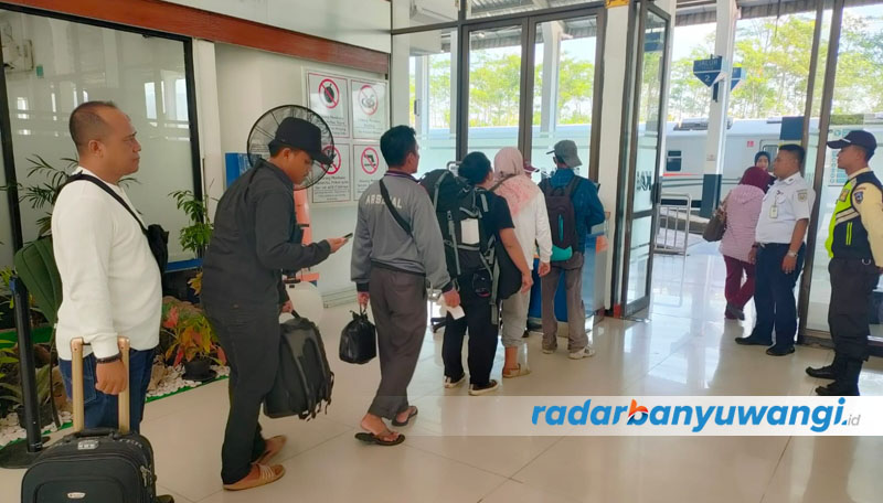 ANTRE: Calon penumpang Kereta Api memasuki ruang tunggu di Stasiun Banyuwangi baru, Rabu (9/8) lalu.