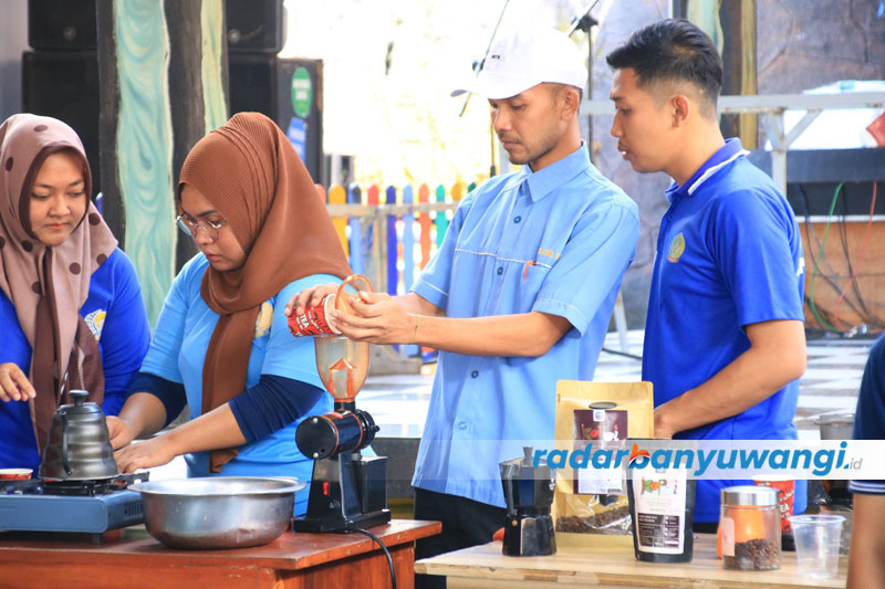 BELAJAR: Sejumlah napi diajarkan berwirausaha Barista di Lapas Banyuwangi, Kamis (10/8).