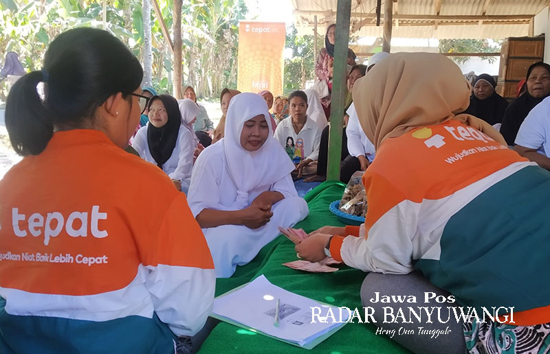 PENCAIRAN: Petugas BTPN memberikan bantuan dana tanpa agunan kepada nasabah baru di Desa Karangrejo, Kecamatan Blimbingsari, Jumat (10/8).