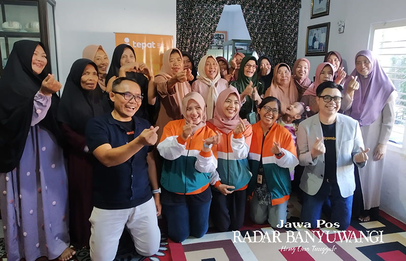 SENYUM CERAH: Anggota Sentra Cantik dan Anggota BTPN Syarih berfoto bersama di Desa Cantuk, Kecamatan Singojuruh, Jumat (10/8).