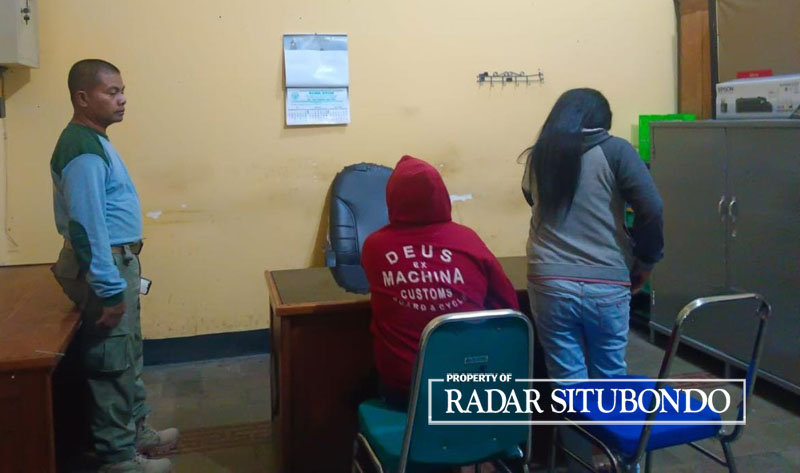 TERCIDUK RAZIA: Dua Pekerja Seks Komersial (PSK) dimintai surat pernyataan di Mako Satpol PP Situbondo, Sabtu malam (12/8) sekitar pukul 23.00.