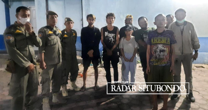 MERESAHKAN: Sejumlah anak punk diamankan petugas Satpol PP setelah kedapatan mengamen di simpang 3 SMEA Situbondo, Minggu (13/8).
