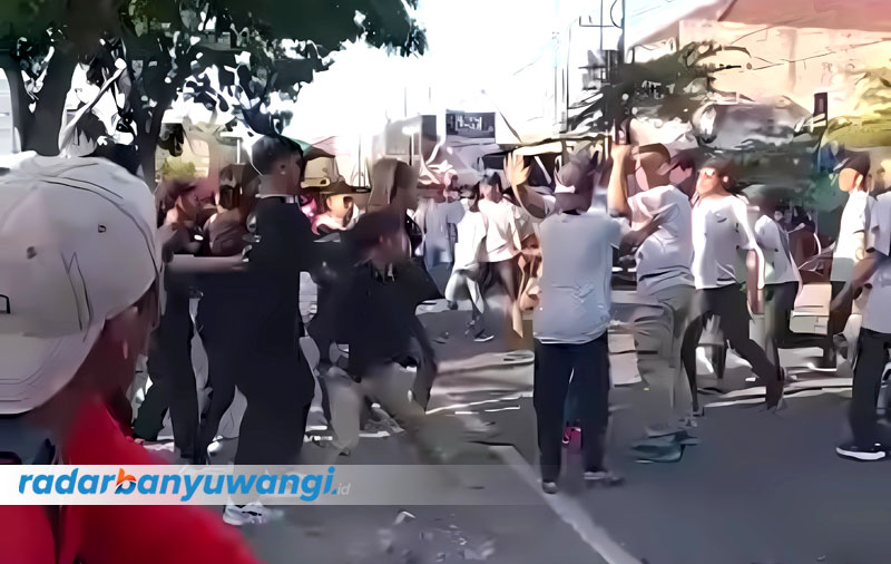 TEREKAM CCTV:  Peserta gerak jalan tingkat umum terlibat tawuran di depan swalayan Bares, Rogojampi, Sabtu (12/8).