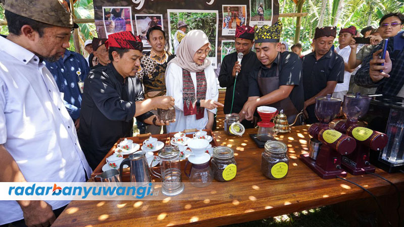 HASIL PETANI LOKAL: Bupati Ipuk Fiestiandani didampingi Plt Kepala Dispertan Ilham Juanda (kiri) menyaksikan praktik penyajian kopi di Desa Gombengsari, Kecamatan Kalipuro, Minggu (13/8).