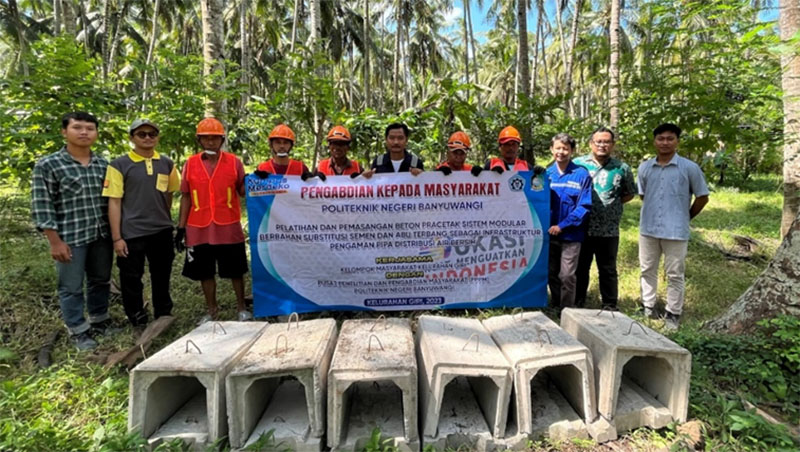 Serah terima produk U- Dicth Precast Modular dari hasil pelatihan mitra di Kelurahan/Kecamatan Giri, Banyuwangi