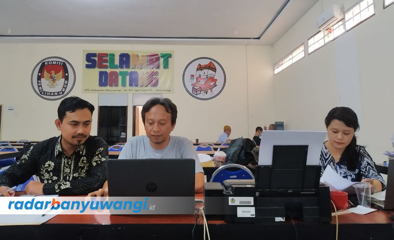 PENGECEKAN: Ari Mustofa (kiri) bersama petugas melakukan pencermatan dokumen perbaikan pendaftaran bacaleg di kantor KPU Banyuwangi, Jumat (11/8).