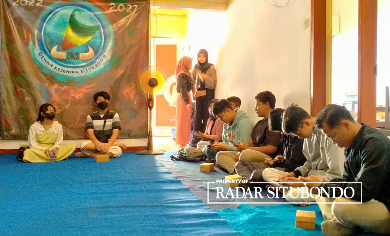 Pengurus Dewan Kesenian Situbondo rapat terkait rencana menggelar berbagai even lomba.