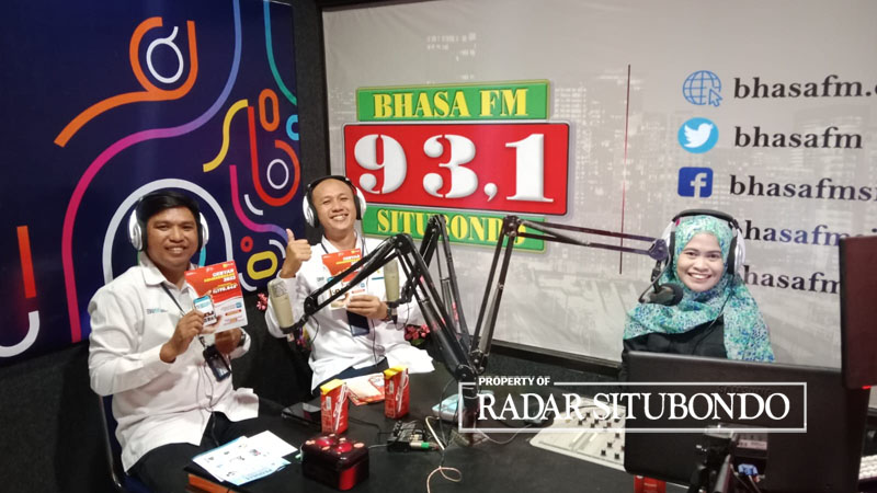 SIARAN RADIO: Manager Unit Pelayanan Pelanggan Panarukan UP3 Situbondo Herman Widoyo (dua dari kanan) memaparkan promo di Studi Bhasa FM situbondo, Senin (14/8).
