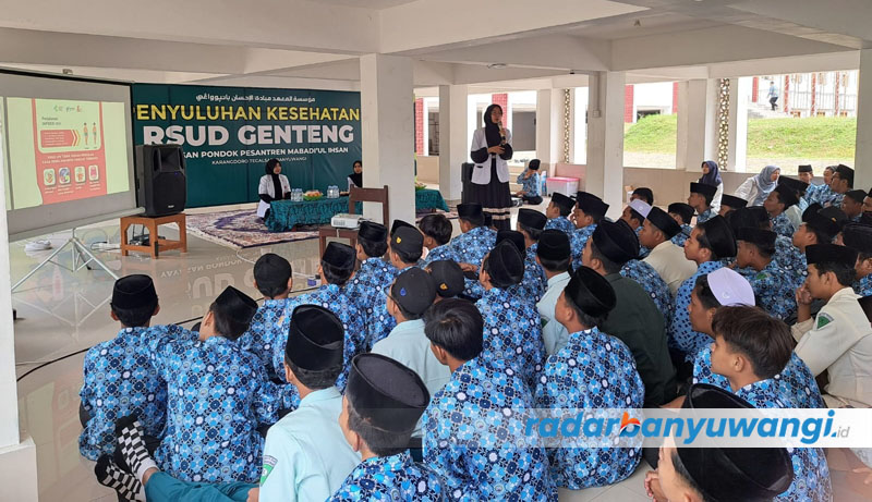 MENGABDI: Salah satu dokter RSUD Genteng mengadakan sosialisasi kesehatan dalam program Hostren di Pondok Pesantren Mabadi&rsquo;ul Ihsan, Desa Karandoro, Kecamatan Tegalsari.