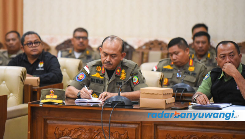TAK MAU GADUH: Kasatpol PP Wawan Yatmadi (tengah) menghadiri hearing di gedung DPRD Banyuwangi terkait penertiban atribut parpol, Senin (14/8).