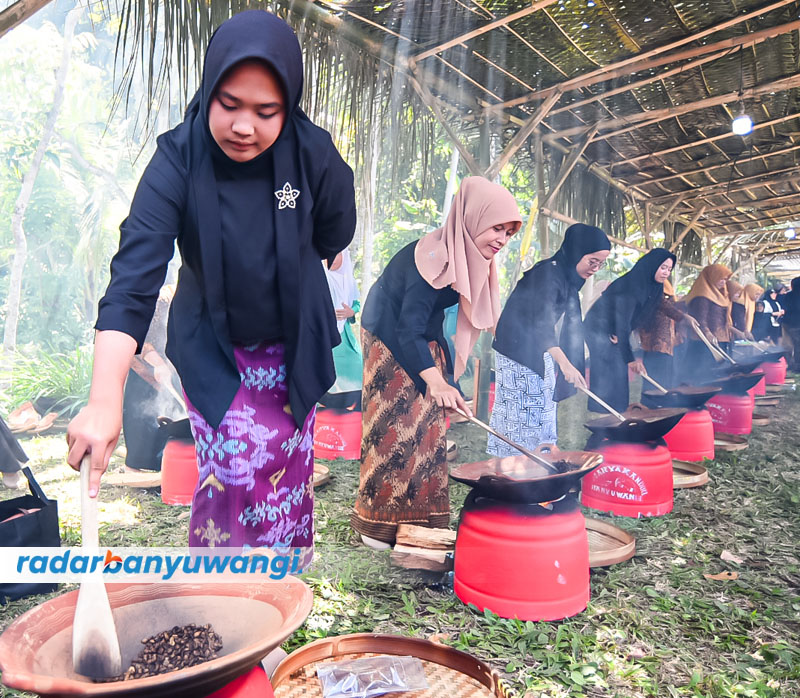 PRODUK LOKAL: Sejumlah pemuda menyangrai kopi secara tradisional dalam rangkaian Pesta Rakyat Kopi Gombengsari di Kelurahan Gombengsari, Kecamatan Kalipuro, Minggu (13/8).