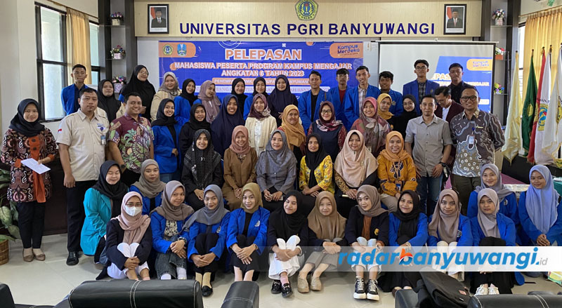 KOMPAK: Puluhan mahasiswa program Kampus Mengajar melakukan foto bersama setelah melaksanakan pelepasan oleh Kacab Dispendik Jatim Wilayah Banyuwangi Ahmad Jaenuri di Aula Uniba, Senin (14/8).