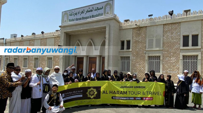LOKASI HAJI: Jemaah umrah Al Haram Ziarah Wizatama berfoto bersama di depan Masjid Masha&rsquo;r Haram di Muzdalifah.