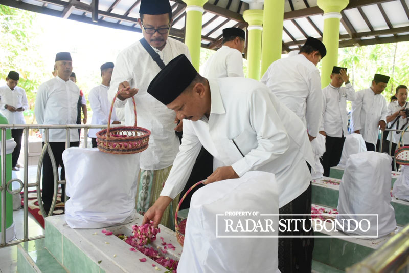 MERIAHKAN HARJAKASI: Bupati Karna Suswandi menaburkan bunga di atas makam Bupati Pertama  Raden Aryo Prawiro Adiningrat 1 di Desa Bloro, Kecamatan Besuki, Senin (14/8).