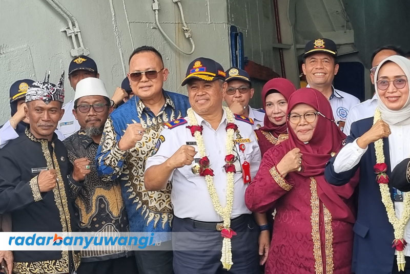 RESMI BEROPERASI: Ketua Komisi D DPRD Provinsi Jatim dokter Agung (kiri baju biru) dalam acara launching pelayaran perdana nasional rite Jangkar-Lembar, Selasa (15/8).