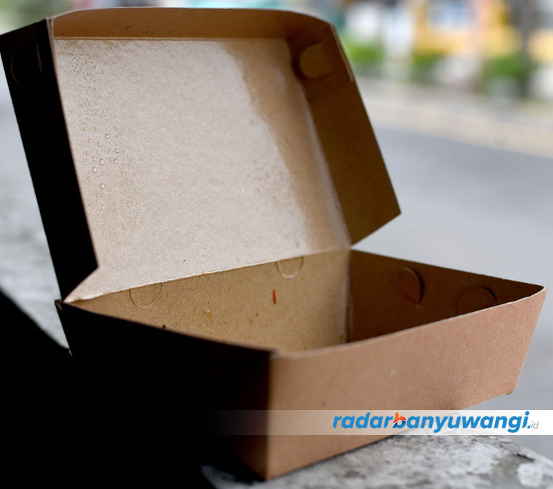 MATERIAL KHUSUS: Kotak makanan berbahan kertas karton dengan lapisan plastik khusus yang tidak tembus cairan.