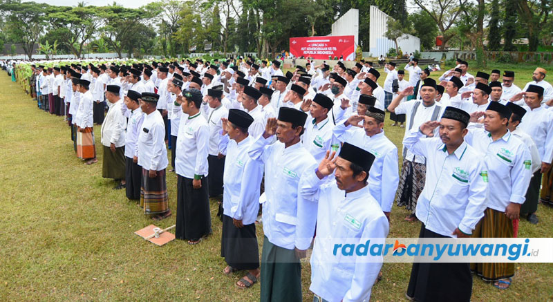 UPACARA ALA SANTRI: Warga nahdliyin melaksanakan upacara bendera di Lapangan Kedayunan, Kecamatan Kabat, Kamis (17/8).