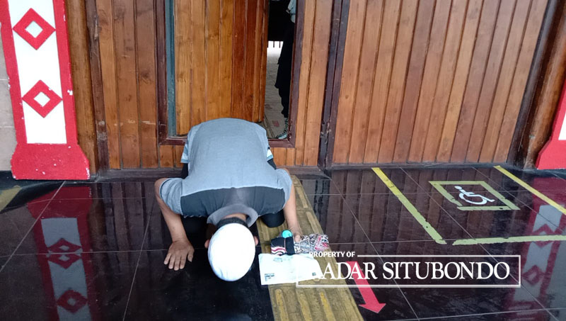 SUJUD SYUKUR: Musri, salah satu Warga Binaan Pemasyarakatan (WBP) melampiaskan kebahagiannya setelah dinyatakan bebas dari hukuman di depan pintu masuk Rutan kelas IIB Situbondo, Kamis (17/8).