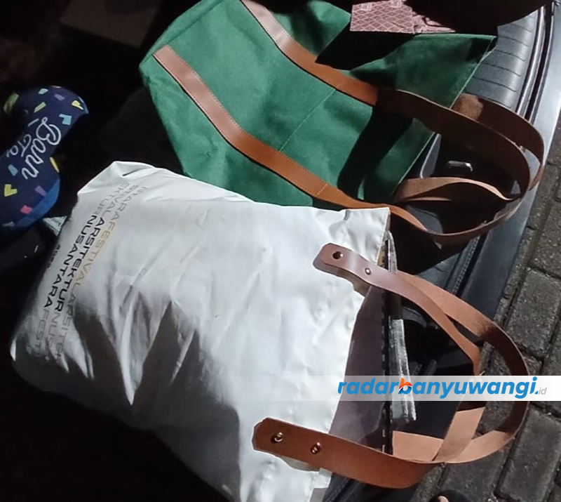 PENGGANTI KRESEK: Tas belanja berbahan kain bisa digunakan berulang kali.