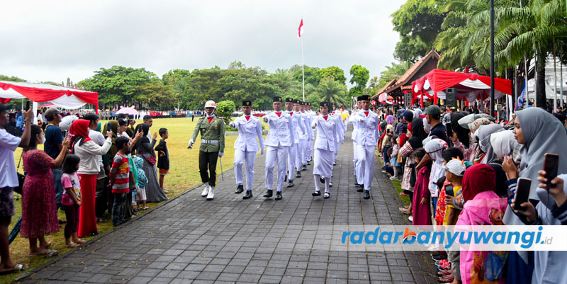 DEDIKASI: Para personel paskibraka Banyuwangi usai melaksanakan tugas mengibarkan Sang Merah Putih pada upacara peringatan HUT Kemerdekaan RI di Taman Blambangan, Kamis (17/8).
