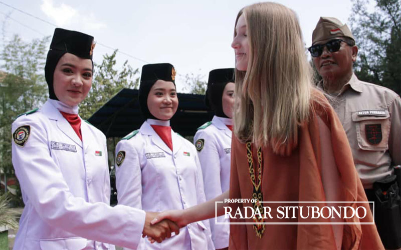 PAKAI KEBAYA: Dua warga asal Perancis mengikuti pelaksanaan upacara bendera memperingati HUT RI ke-78 di Alun-Alun Situbondo, Kamis (17/8).