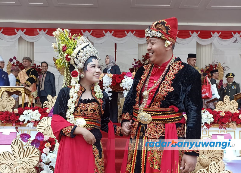 MEMBANGGAKAN: Khohar dan Pipit mengenakan pakaian khas pengantin Banyuwangi saat menghadiri upacara HUT ke-78 Kemerdekaan RI di Istana Negara, Kamis (17/8).