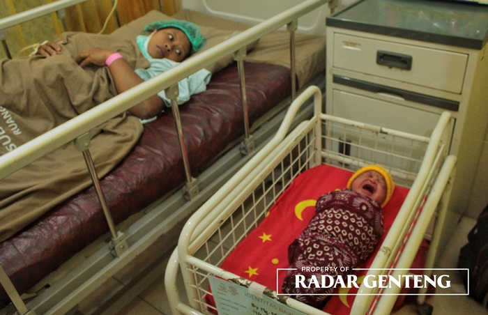 LEGA: Muslikah menatap bayi yang baru dilahirkan M Dirga Setiawan di ruang bersalin RSUD Genteng, Kamis (17/8).