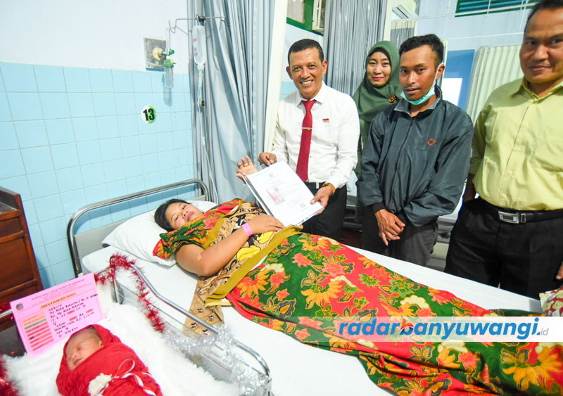 LAHIR DI HARI KEMERDEKAAN: Bayi bernama Queensha Shofia Elshanum lahir tanggal 17 Agustus pukul 00.15 di RSUD Blambangan. Ibu bayi Rika Rahim asal Desa Tamansari, Kecamatan Licin menerima akta kelahir