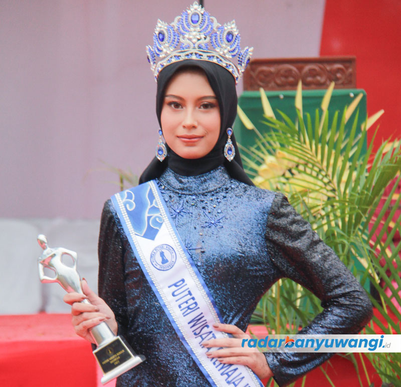 TROPI BERGENGSI: Alicia Alexandra usai menerima trofi pemenang putri wisata remaja Indonesia.