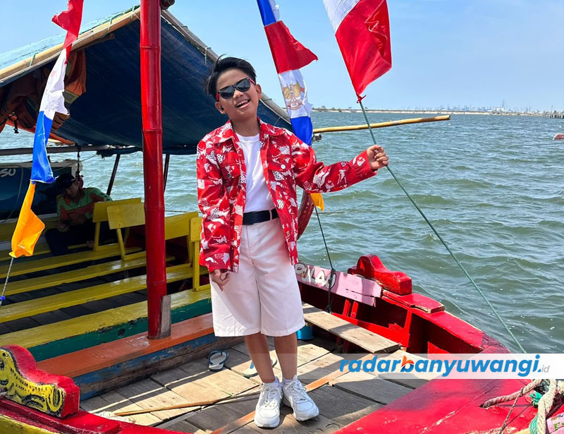 SYUTING: Farel Prayoga menikmati pemandangan di Pantai Ancol, Jakarta, Kamis (17/8). Tahun ini dia tidak diundang ke Istana Negara.
