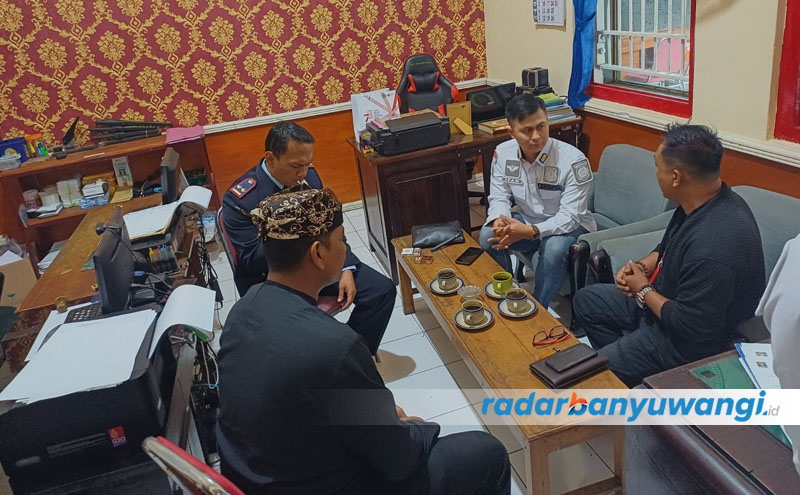 DAPAT REMISI: Siroos diperiksa oleh tim Imigrasi Jember di Lapas Banyuwangi sebelum dideportasi ke negaranya di Iran, Jumat (18/7).