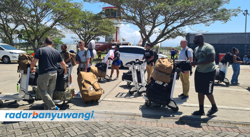 TURUN DARI PESAWAT: Sejumlah personel angkatan bersenjata dari berbagai negara turun di Bandara Internasional Banyuwangi.