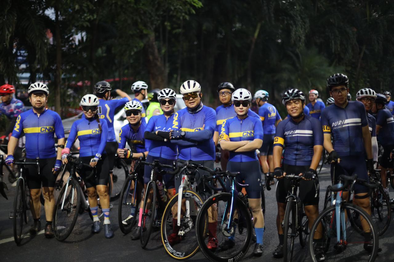 HOBI GOWES: Ketua Komisi D DPRD Jatim Propinsi dokter Agung Mulyono (empat dari kanan) bersama tim CNN saat hendak gowes rute Surabaya-Malang