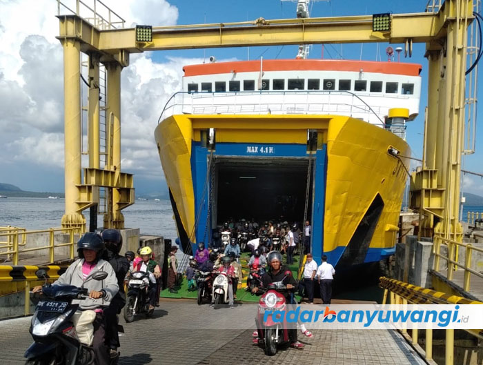 KMP Jatra II kembali ditarik ke dermaga Pelabuhan ASDP Ketapang menyusul sepinya kendaraan pengangkut logistik yang berangkat dari Pelabuhan Jangkar, Minggu (20/8).
