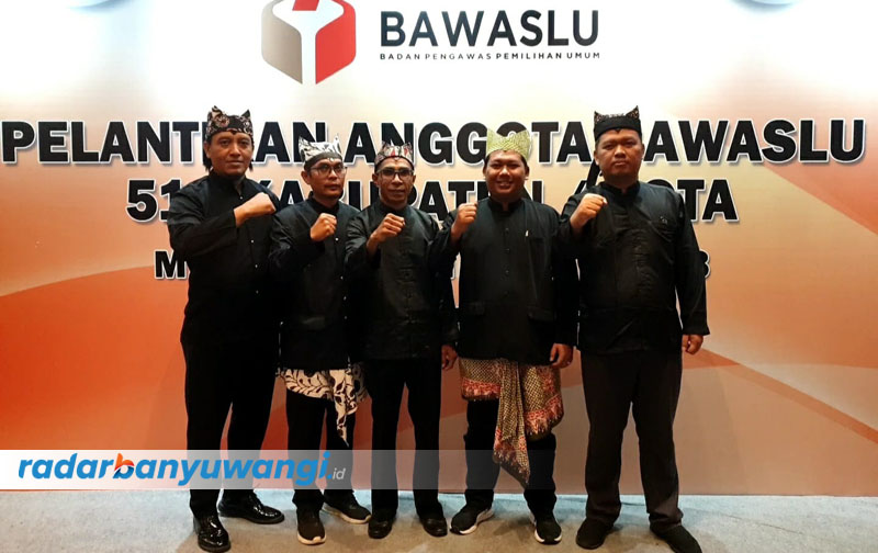 SIAP KERJA KERAS: Lima komisioner Bawaslu terpilih usai dilantik di Hotel Pullman, Jakarta, kemarin (20/8). Dari kiri  Khomisa Kurnia Indra, Untung Apriliyanto,  Luqman Wahyudi,  Adrianus Yansen Pale,