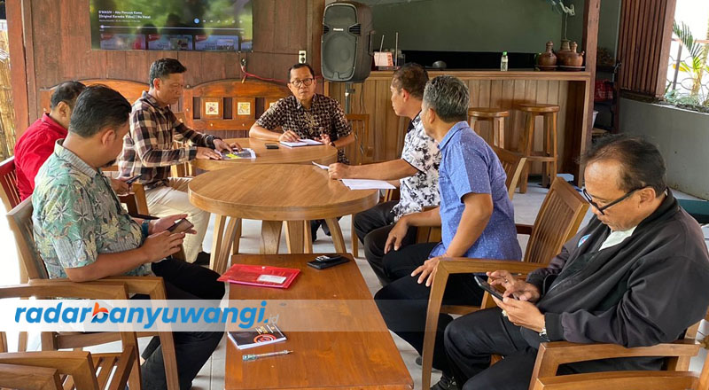 DISKUSI: Satreskoba Polresta Banyuwangi menggelar diskusi bersama dengan Bakesbangpol Banyuwangi, Minggu (20/8).