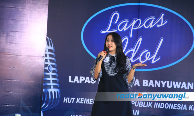 MERIAH: Warga binaan ikuti lomba Lapas Idol di aula Lapas Banyuwangi, Minggu (13/8).