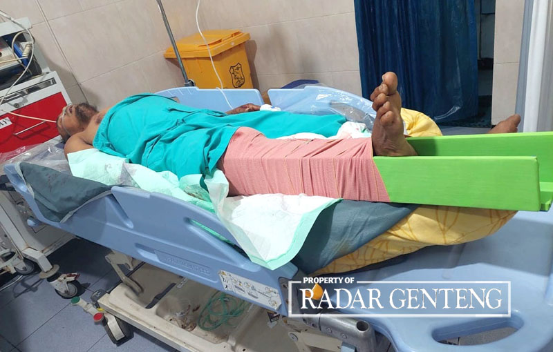 NAAS: Suwandi dengan kaki yang terluka akibat ditabrak truk saat mencari anaknya yang dua hari tidak pulang, Kamis (17/8).