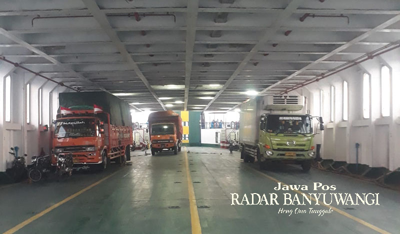 TAK TERISI PENUH: Isi muatan KMP Jambo X saat melayani penyeberangan dari Pelabuhan Jangkar, Situbondo menuju Lembar, NTB, Rabu lalu (16/8/23)