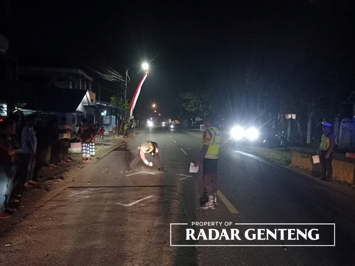 OLAH TKP: Anggota Unit Lantas Polsek Muncar memeriksa lokasi kecelakaan yang menewaskan ibu dan anak di jalan raya Desa Wonosobo, Kecamatan Srono, Sabtu (19/8) malam.