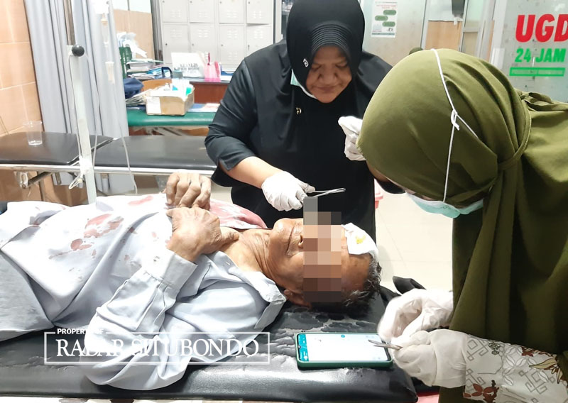 SEBELUM MENINGGAL: Madun, 76, warga Dusun Cempaka, Desa Kayuputih, Kecamatan Panji, menjalani perawatan di Rumah Sakit Umum Abdoer Rahem Situbondo, Senin (21/8).