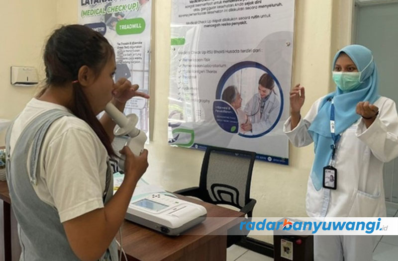 MODERN: Pasien menggunakan alat spirometri untuk mendeteksi fungsi parunya di RSU Bhakti Husada, Krikilan, Kecamatan Glenmore.