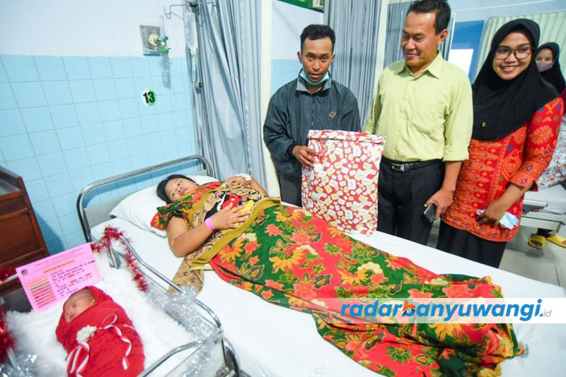 LANGKA: Wakil Direktur RSUD Blambangan menyerahkan bingkisan kepada keluarga pasien.