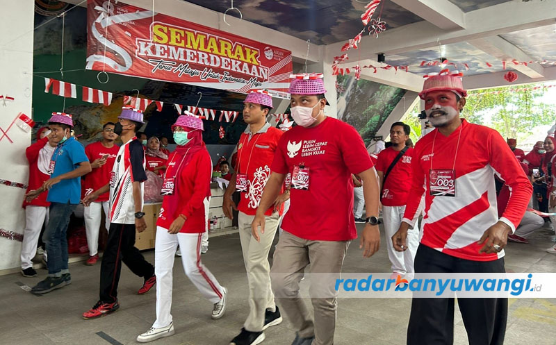 MERIAH: Para karyawan mengikuti perlombaan Agustusan di RSUD Genteng, Sabtu lalu (19/8).