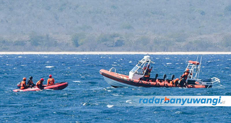Dua kapal cepat milik Basarnas melakukan simulasi penyelamatan di Selat Bali, Selasa (22/8).