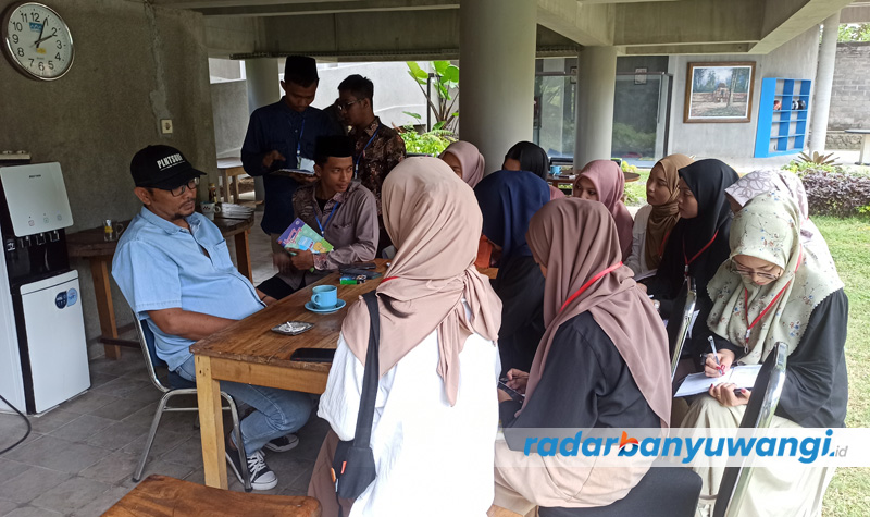 PRAKTIK WAWANCARA: Peserta Kemah Jurnalistik menggali berita dari Ketua DPRD Banyuwangi Made Cahyana Negara, Sabtu (19/8).