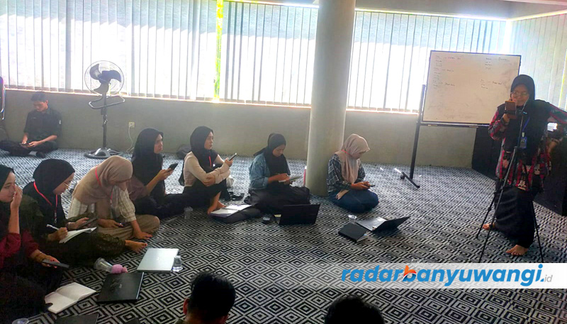 PENGALAMAN BARU: Peserta kemah jurnalistik mempraktikkan public speaking dihadapan peserta lainnya, Selasa (22/8).