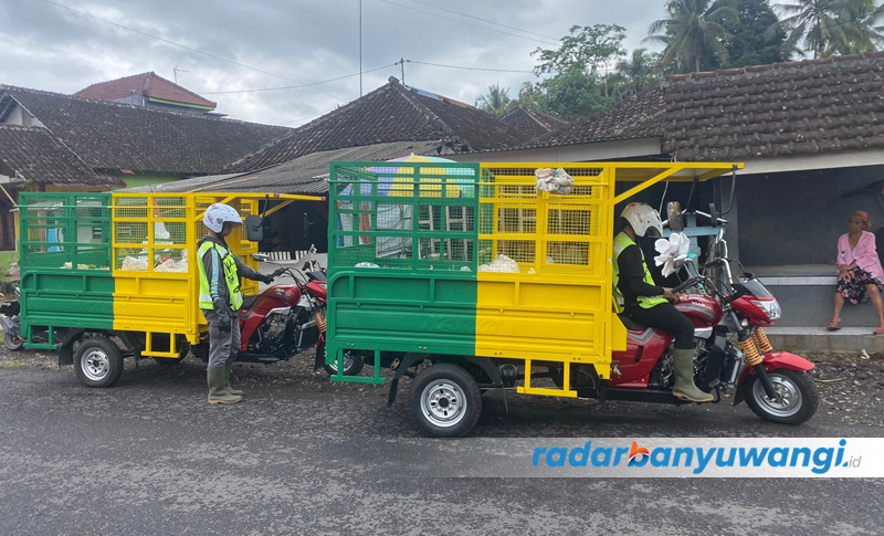 SUDAH DIPILAH: Petugas mengangkut sampah rumah tangga dengan gerobak untuk selanjutnya dibawa menuju TPS 3R Desa Balak, Kecamatan Songgon, Senin (21/8).