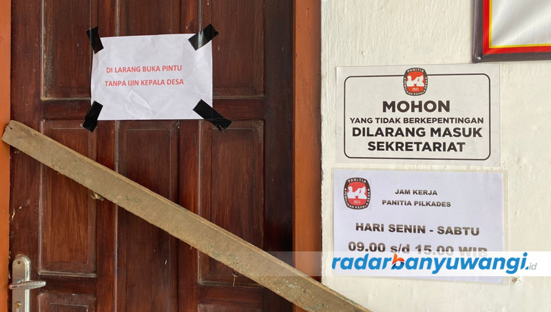 DILARANG MASUK: Pintu kantor sekretariat panitia pilkades Kalibaru Kulon disegel oleh Kades Risano Muhammad Sholeh dengan palang kayu, Sabtu (19/8).